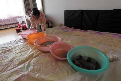 察雅楼上漏水，住户失联，小区没物管，业主维权难！律师来支招……